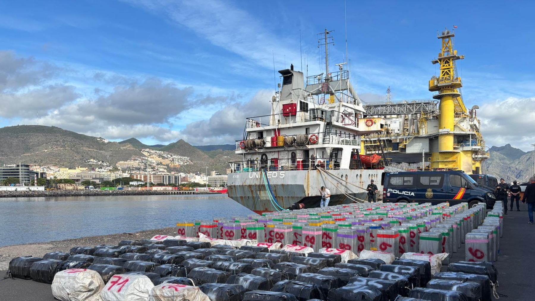 Interceptado en el Atlántico un barco que ocultaba cerca de diez toneladas  de cocaína en medio de un cargamento de sal