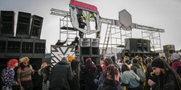 La Guardia Civil detiene a 63 personas por una rave ilegal en Albacete.