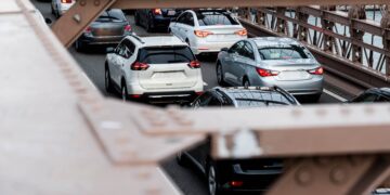 La DGT lo hace oficial: esta manía que tienes al volante te puede costar 200 euros y 4 puntos del carnet de conducir