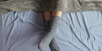 Jorge Ángel Heras, enfermero: "Estos son los riesgos que corremos al dormir con calcetines en invierno".