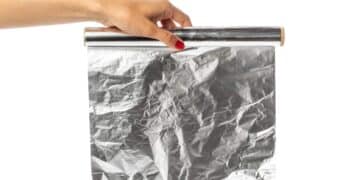 Confirmado por expertos: colocar papel aluminio en tu escoba dejará tu casa más limpia y esta es la razón