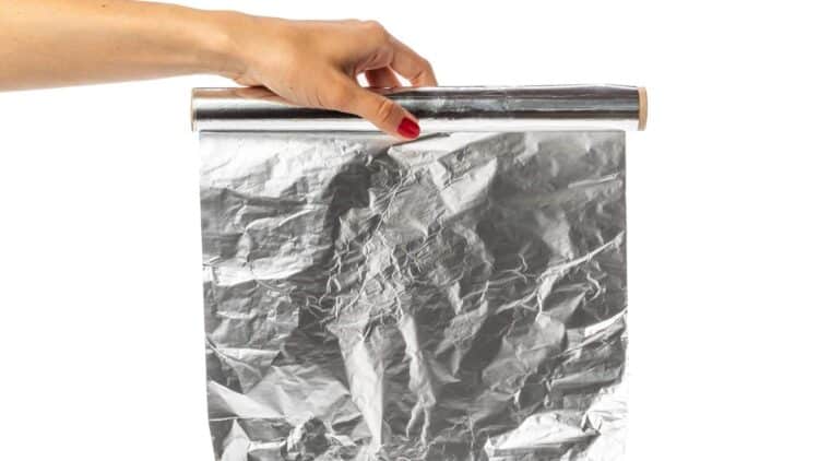 Confirmado por expertos: colocar papel aluminio en tu escoba dejará tu casa más limpia y esta es la razón