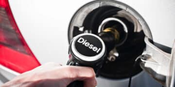 Confirmado: el Gobierno mantiene el cerco a los vehículos diésel y de gasolina, que pagarán nuevos impuestos en 2026.