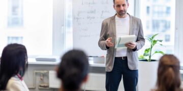 Agotados y sepultados por la burocracia: un estudio desvela los principales problemas de los profesores de centros públicos