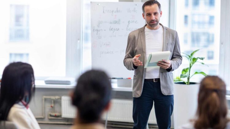 Agotados y sepultados por la burocracia: un estudio desvela los principales problemas de los profesores de centros públicos