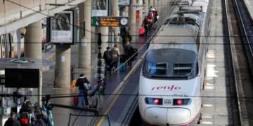 Renfe aviva la polémica: la ley le obliga a compensar los retrasos, pero busca "fórmula jurídica" para evitarlo.