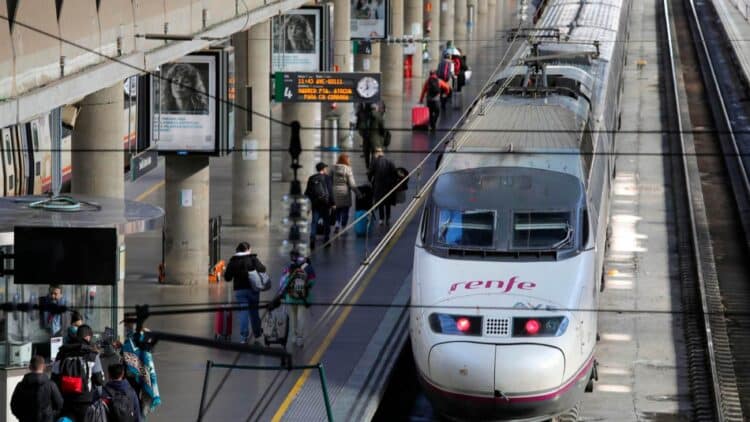 Renfe aviva la polémica: la ley le obliga a compensar los retrasos, pero busca "fórmula jurídica" para evitarlo.