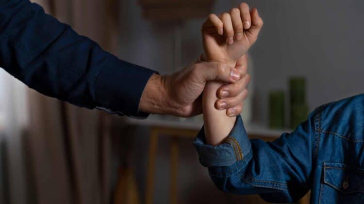 El Ministerio de Igualdad decide cambiar las pulseras de los maltratadores por tobilleras