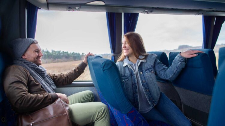 Enrique García, portavoz de la OCU: "La alternativa más económica a viajar en tren sigue siendo el autobús"