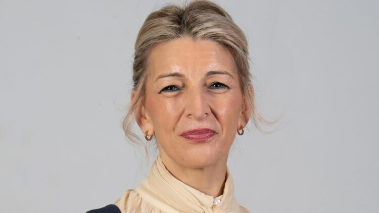 Yolanda Díaz propone subir el salario mínimo en España en este 2026 hasta los 1.221 euros