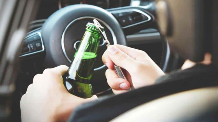 Acaba en la cuneta al conducir bebido, le echan de la empresa y la justicia actúa: esta fue la decisión del tribunal sobre su despido