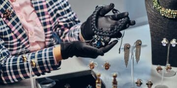 Un grupo criminal se vale de un GPS para robar más de 300.000 euros a un joyero