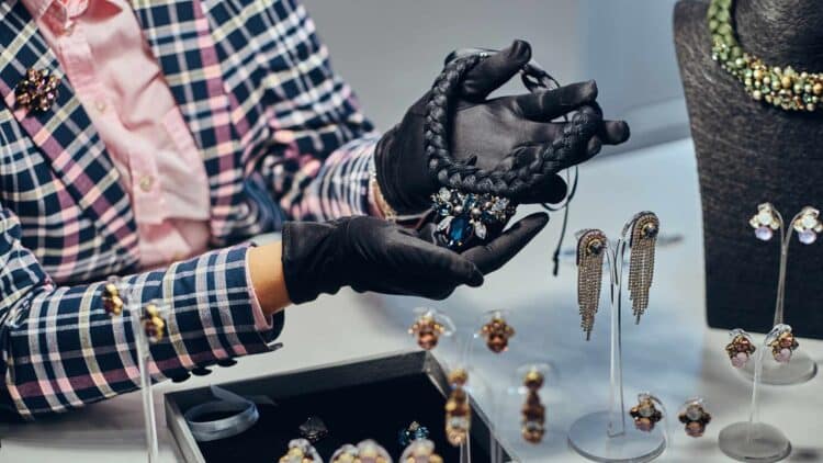 Un grupo criminal se vale de un GPS para robar más de 300.000 euros a un joyero