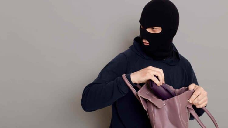 Confirmado: atrapan a un ladrón de 90 años que llevaba robando en tiendas de lujo con la misma técnica desde 1974 1 Robos, ladrón anciano