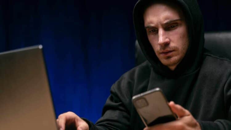 Confirmado por expertos en ciberseguridad: el 'love bombing' ya es una amenaza y cambia las reglas del fraude en España 1 Confirmado por expertos en ciberseguridad: el 'love bombing' ya es una amenaza y cambia las reglas del fraude en España