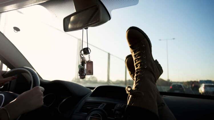 La DGT lo hace oficial: puede multarte con 200 euros si se te ocurre colgar esto en el retrovisor de tu coche 1 Espejo retrovisor coche