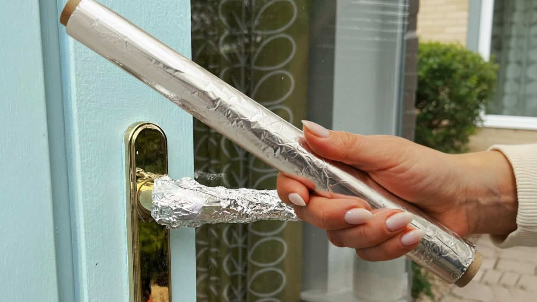 Goodbye burglars - the viral trick of putting aluminum on your doorknob