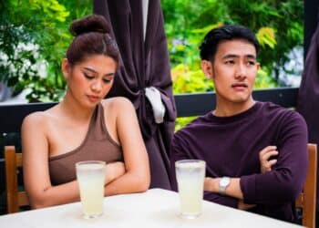 What it means when people avert their gaze while talking to you