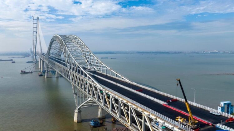 The world's longest suspension bridge with a 10-kilometer span, six lanes and trains included