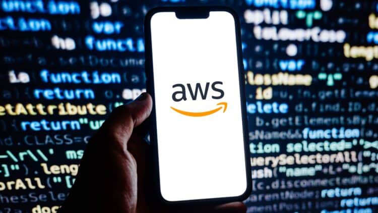 Goodbye to the Internet due to a code error - a bug in Amazon Web Services causes a global crash that paralyzes half of the digital world 1 A bug in Amazon Web Services causes a global crash