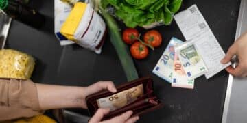 Economist Gonzalo Bernardos - warns that “a person who earns €1,600 can already be considered vulnerable”