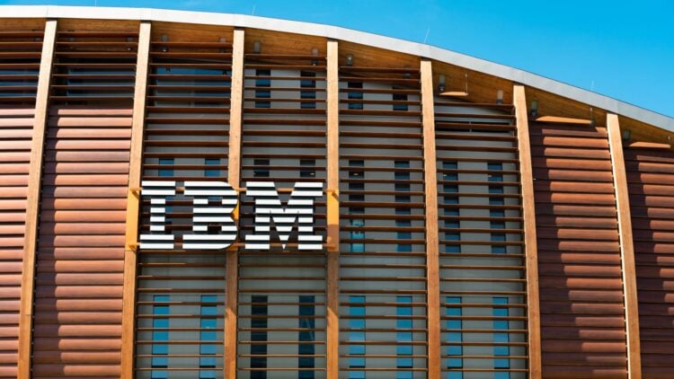 Goodbye to 8,000 employees - IBM replaced them with artificial intelligence and ended up hiring the same number again 1 IBM replaced 8,000 employees with artificial intelligence… and ended up hiring the same number again