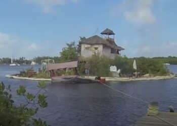 A man creates a 1,000-square-meter artificial island using 150,000 recycled PET bottles