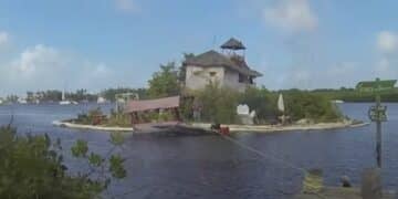 A man creates a 1,000-square-meter artificial island using 150,000 recycled PET bottles