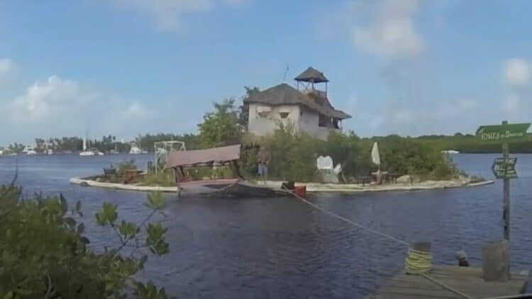 Goodbye to useless plastic - a man creates a 1,000-square-meter artificial island using 150,000 recycled PET bottles 1 A man creates a 1,000-square-meter artificial island using 150,000 recycled PET bottles