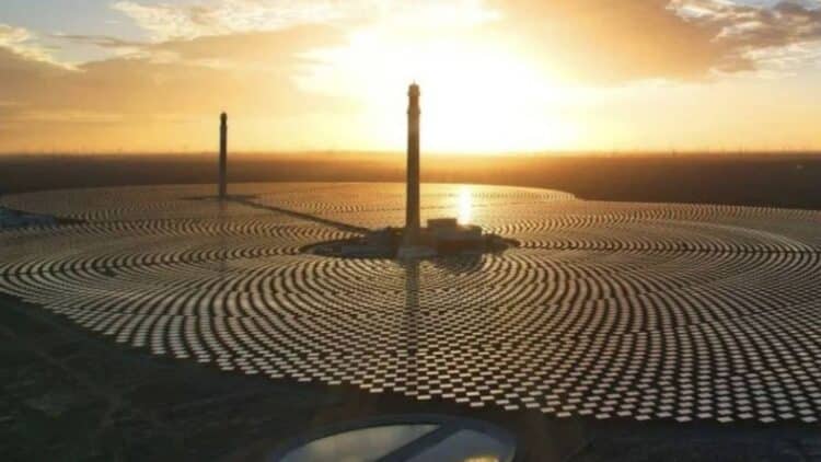 China's new solar system with 27,000 mirrors in the Gobi desert generates power even at night