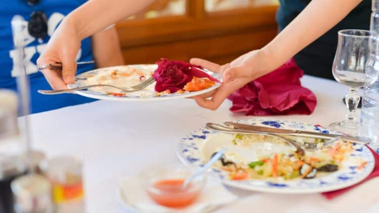 It's official - psychologists say helping the waiter clear the table reveals deep traits of your character that many didn't know 1 Helping the waiter clear the table reveals deep traits of your character
