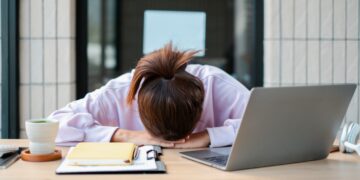 Goodbye to the right to disconnect—the story of the employee who receives tasks at midnight