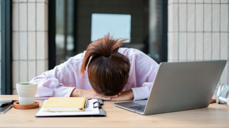 Goodbye to the right to disconnect—the story of the employee who receives tasks at midnight