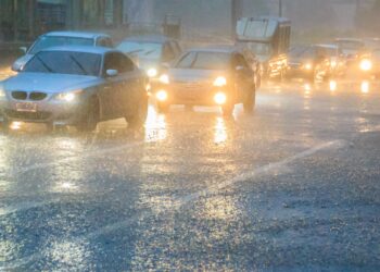 It's official—driving without headlights during rain, smoke, or fog will cost you dearly in Florida—here's how the new visibility rule works 19 Driving without headlights during rain, smoke, or fog will cost you dearly in Florida