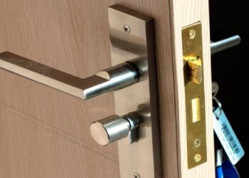It's official—locksmiths warn that leaving your key in the lock makes it easy for thieves to break in within seconds