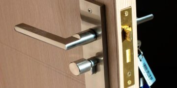 It's official—locksmiths warn that leaving your key in the lock makes it easy for thieves to break in within seconds