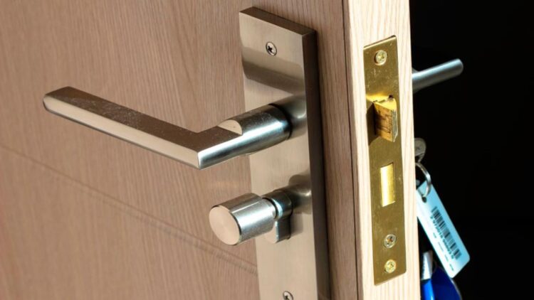 It's official—locksmiths warn that leaving your key in the lock makes it easy for thieves to break in within seconds 1 It's official—locksmiths warn that leaving your key in the lock makes it easy for thieves to break in within seconds