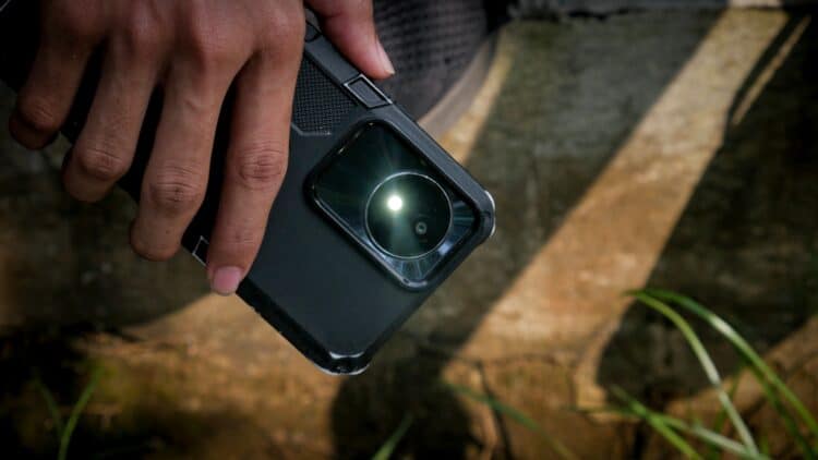 Activate your Android's flashlight by double-tapping the back of the phone