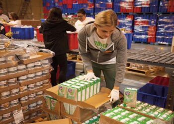 No more hardship in December—Los Angeles bolsters its free food centers for Christmas and helps thousands of vulnerable families