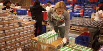 No more hardship in December—Los Angeles bolsters its free food centers for Christmas and helps thousands of vulnerable families