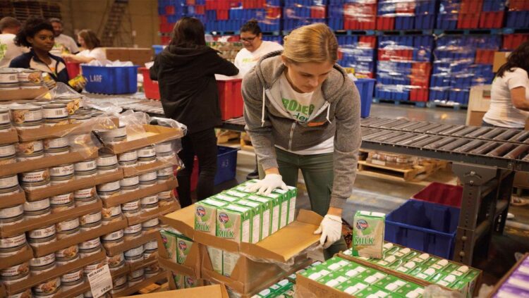 No more hardship in December—Los Angeles bolsters its free food centers for Christmas and helps thousands of vulnerable families