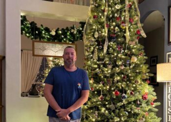 Neither extravagance nor simple decoration—the real reason why so many families put Christmas trees in every room