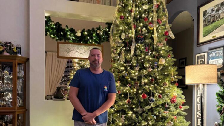 Neither extravagance nor simple decoration—the real reason why so many families put Christmas trees in every room