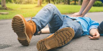 First aid professionals warn that reacting poorly to someone fainting can aggravate the situation