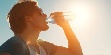 Goodbye to bottled water—doctor Isabel Viña warns about plastics and hormone disruptors