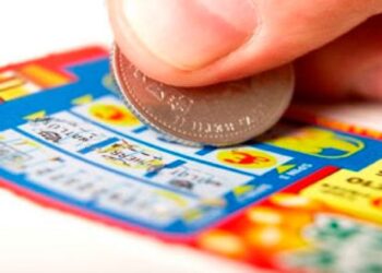 A man wins $500,000 after receiving a simple scratch card in the US—a viral story