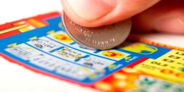 A man wins $500,000 after receiving a simple scratch card in the US—a viral story