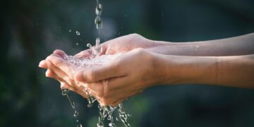 Scientists make a revolutionary discovery—a simple method that turns salt water into drinking water