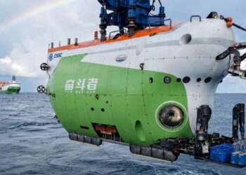 China arrives in the Arctic with a manned submersible at 5,277 meters below the ice