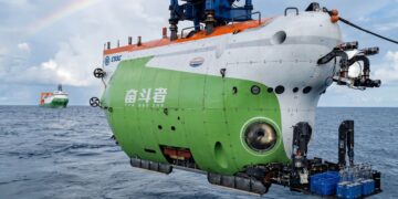 China arrives in the Arctic with a manned submersible at 5,277 meters below the ice